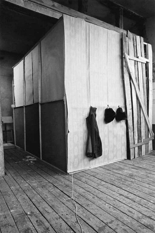 Илья Кабаков. «Человек, который улетел в космос из своей комнаты», 1985. Вид инсталляции в московской мастерской. Фото: Игорь Макаревич. Источник: kabakov.net
