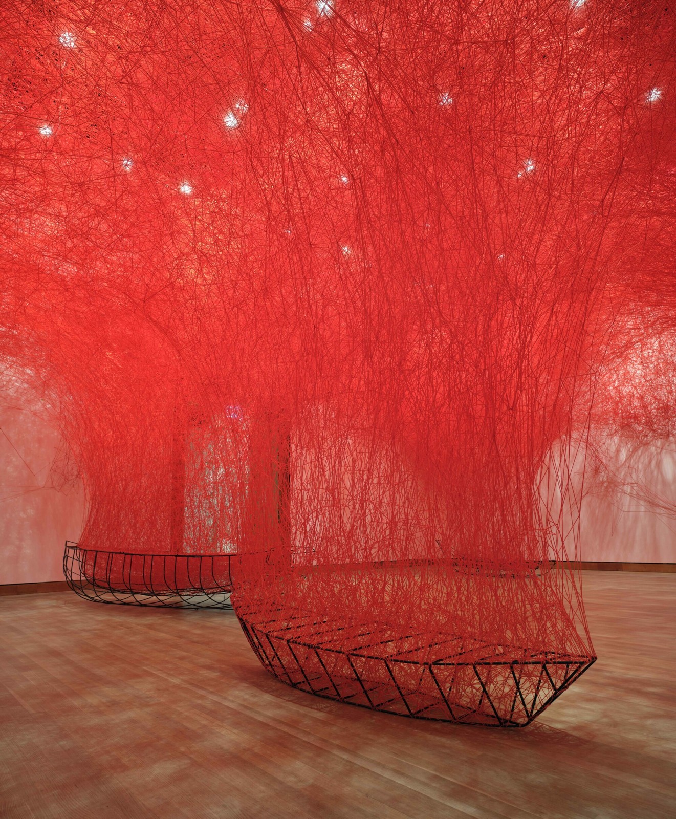 «Uncertain Journey» (2016/2026). Фото: MMFA, Julie Ciot. © Chiharu Shiota / VG Bild-Kunst