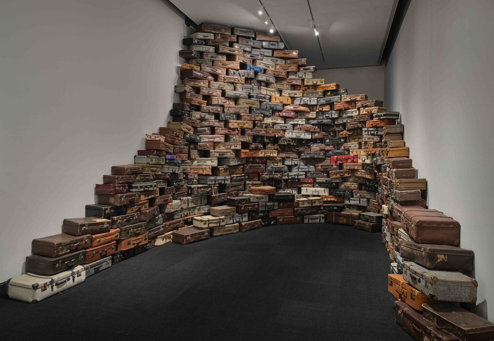 «Accumulation—Searching for the Destination» (2014/2026). Фото: MMFA, Julie Ciot. © Chiharu Shiota / VG Bild-Kunst