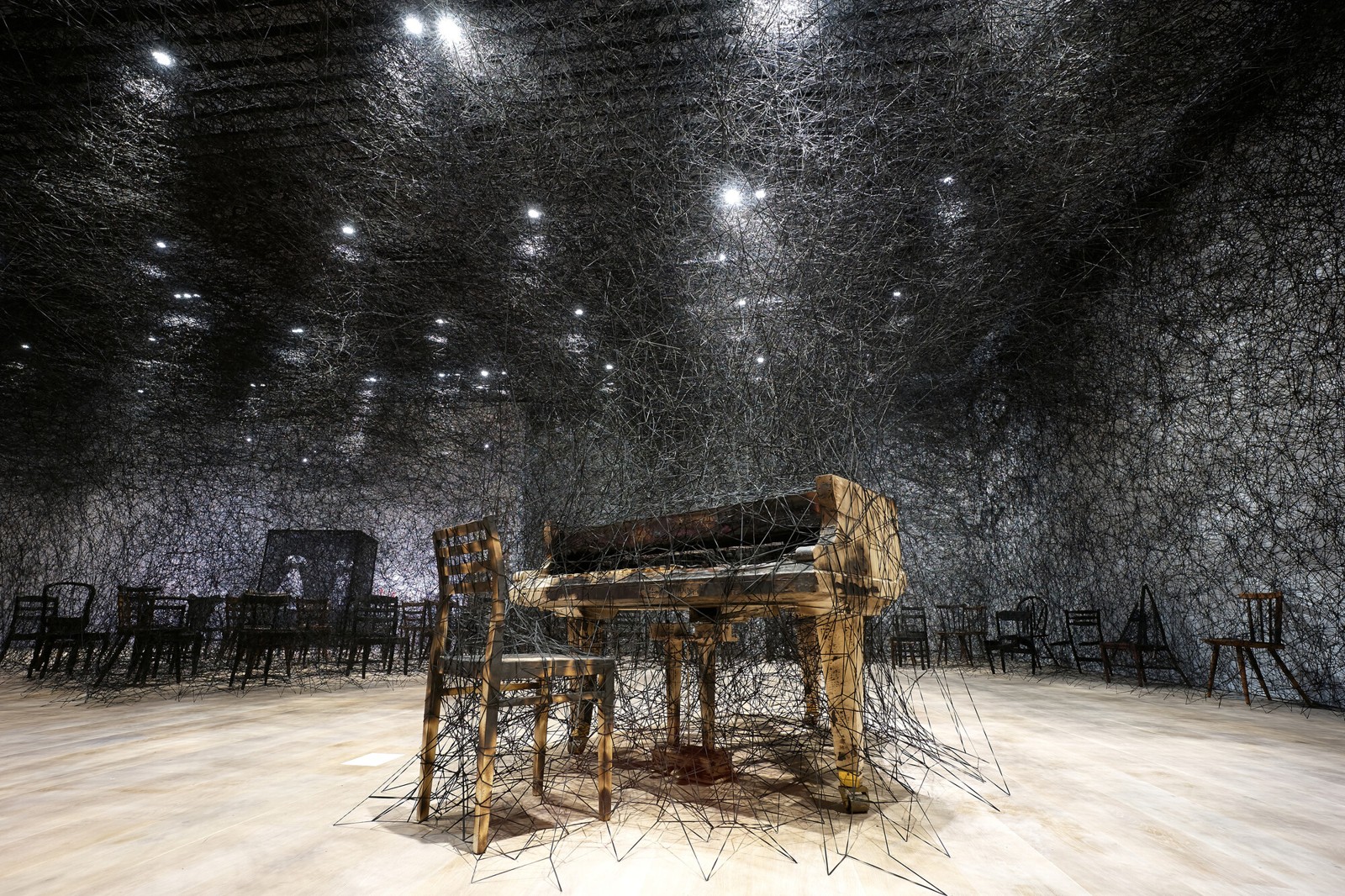«In Silence» (2002/2019), Mori Art Museum, Токио. Фото: Sunhi Mang. © Chiharu Shiota / VG Bild-Kunst